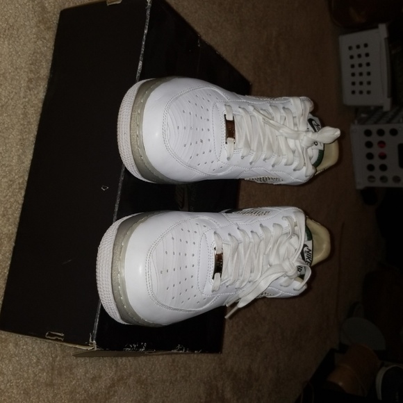 Nike - Picture 2 of 5